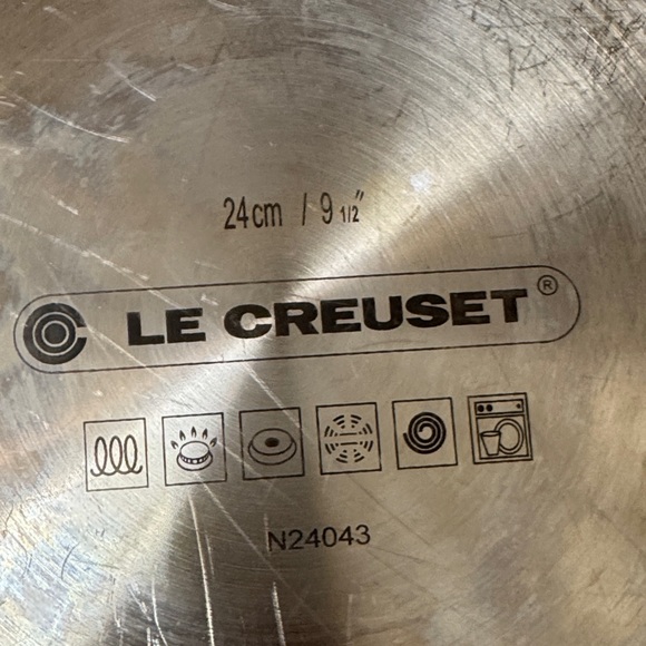 Le Creuset Silver Frying Pan 9  1/2 inch - Picture 4 of 7